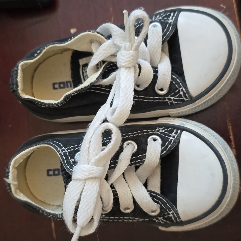 Converse Low Tops Classic Black and White Kids Sneakers Size 5